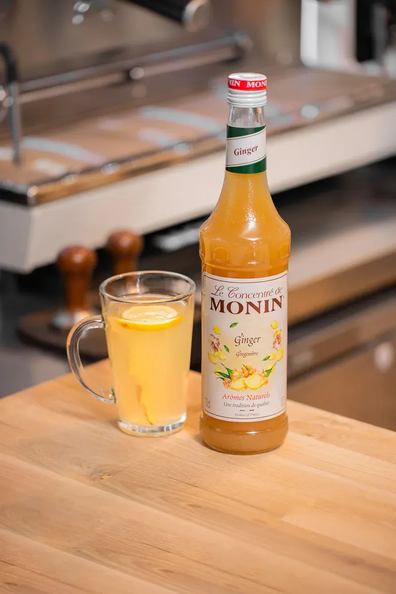 MONIN zázvorový koncentrát s horkým citronovým nápojem