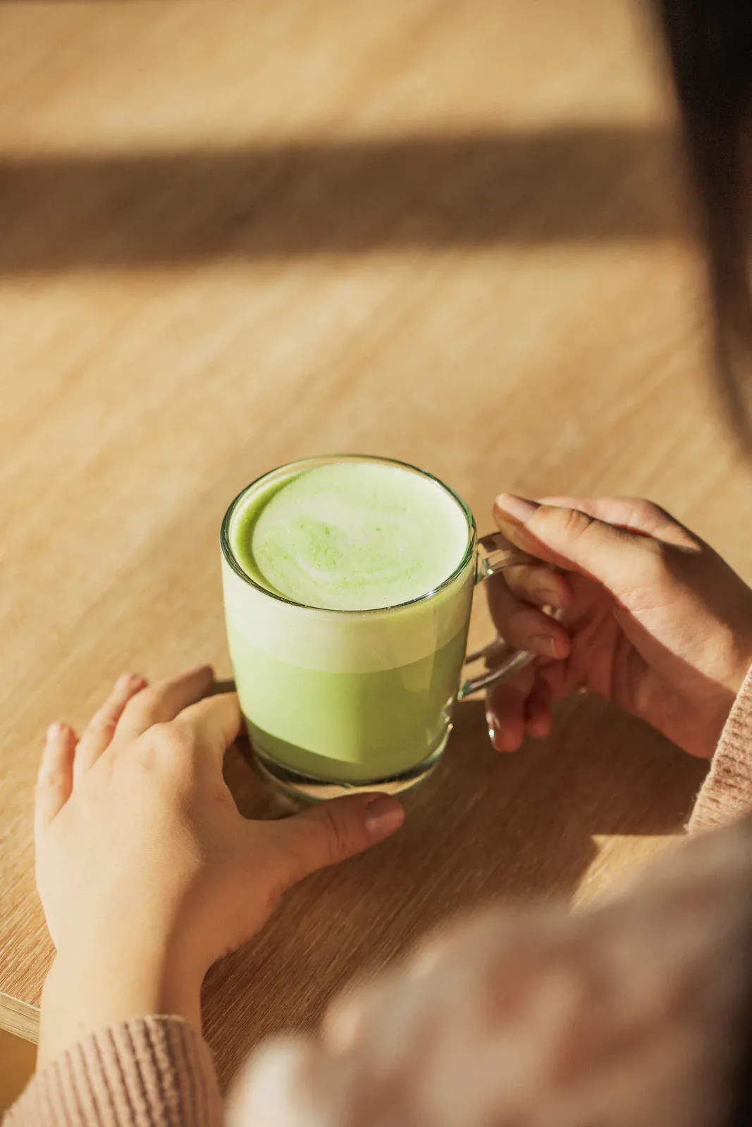 Servírování jemného matcha latte v kavárenském prostředí