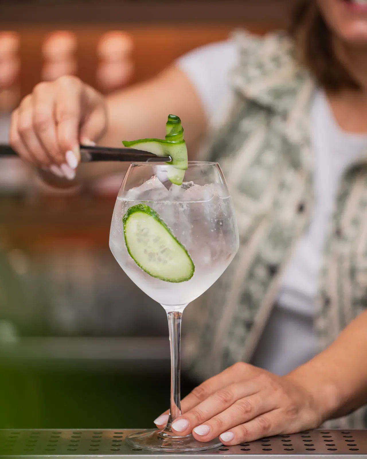 Okurkový gin tonic připravovaný s PURE by MONIN