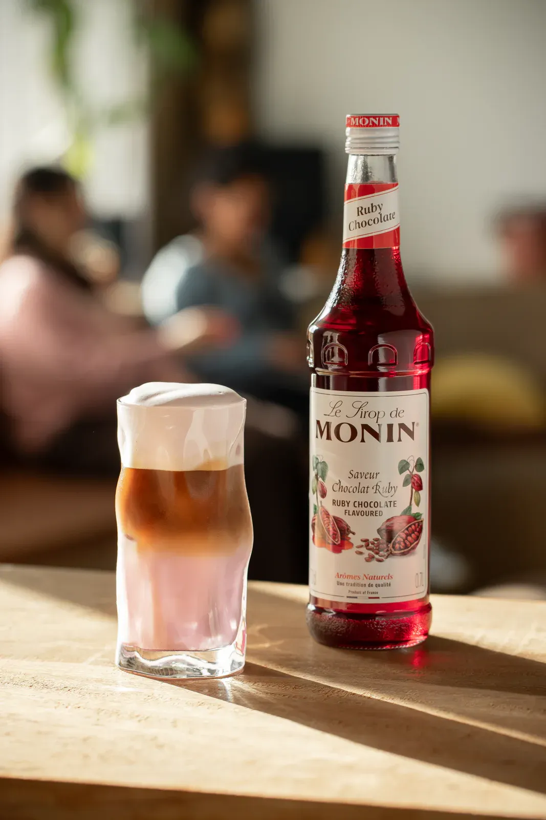 MONIN Ruby Chocolate s růžovým ledovým nápojem