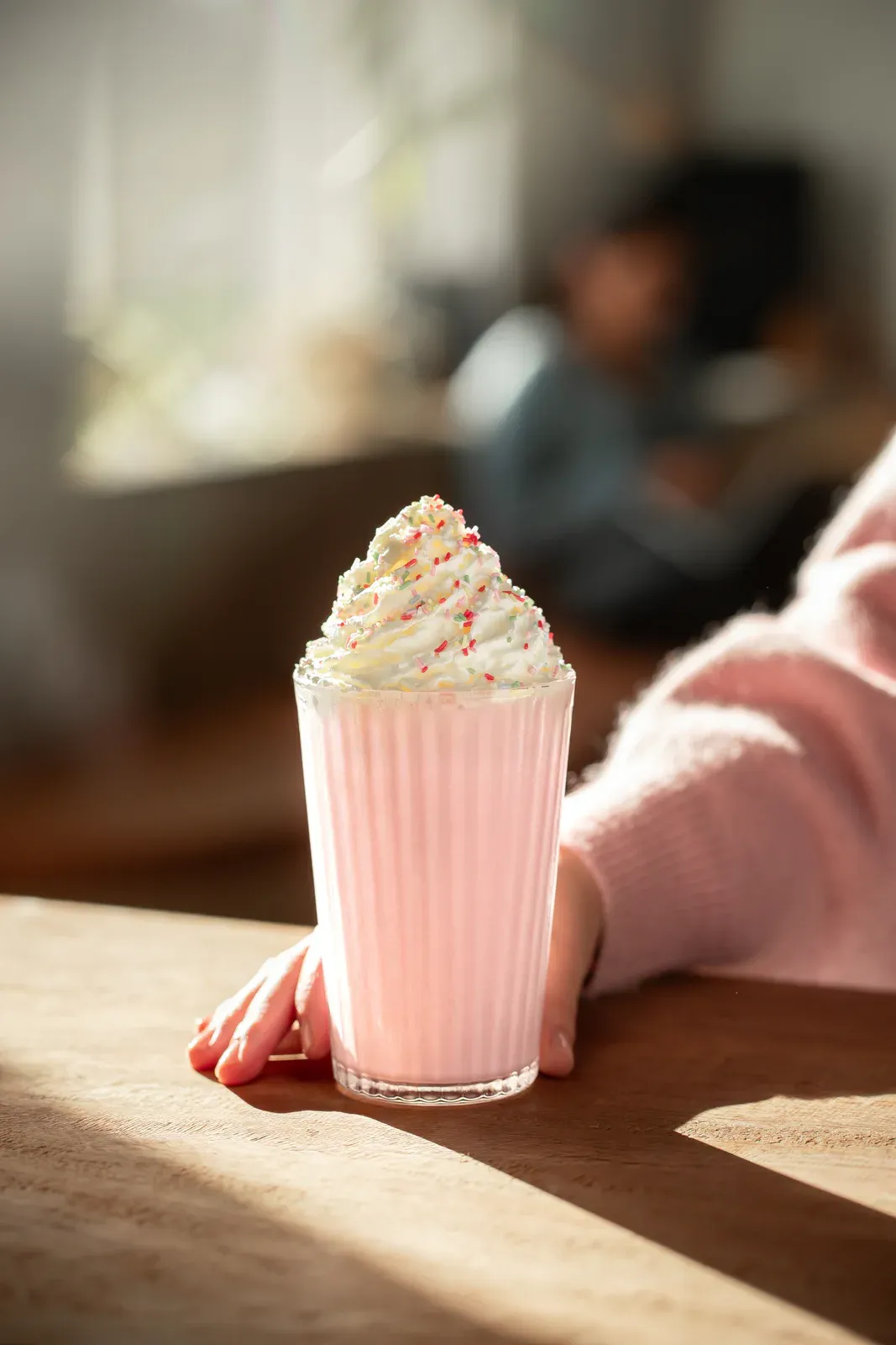 Růžové latte s pěnou připravené s MONIN Ruby Chocolate