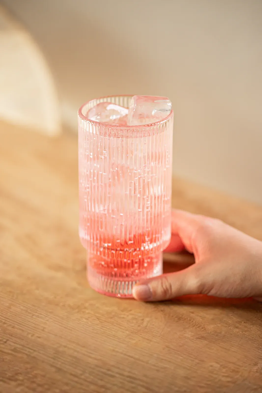Jemně růžový Sakura highball servírovaný s ledem