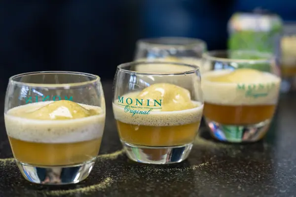 Nápoje s pěnou ve sklenicích MONIN na iSi Masterclass