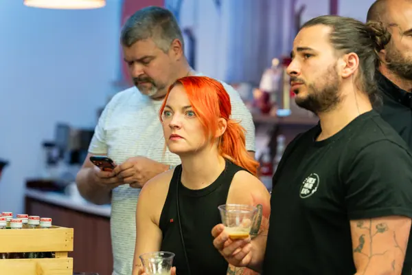 Účastníci sledují barovou ukázku a ochutnávají připravené nápoje